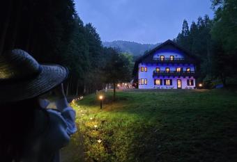                          has rooms with a private hot tub