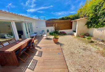 Superbe appartement avec stationnement et jardin has Balcony rooms