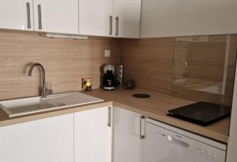 Petit paradis    100m de la mer, parking, wifi allows 18 year olds to book a room