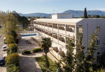 Marco Polo Hotel allows 18 year olds to book a room