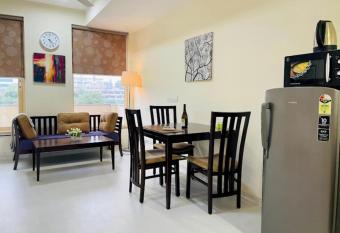 THE MIKADO HOTEL WITH 1 BHK APARTMENTS has rooms with a private hot tub