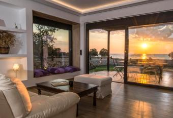 OLIVOMARE has Balcony rooms