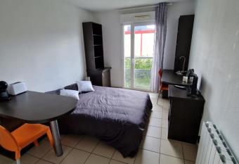 Appartement 2 personnes proche H  pital Nord - Id  al Finales Nationales sapeurs pompiers allows 18 year olds to book a room