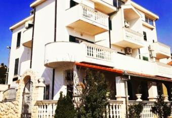 Villa Ana has Balcony rooms