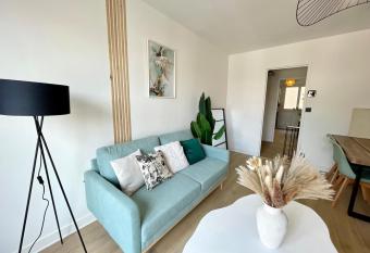 La Douceur Roannaise - Parking priv   proche gare allows 18 year olds to book a room