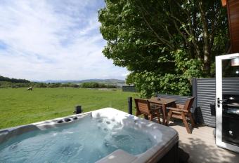 Lomond View has rooms with a private hot tub