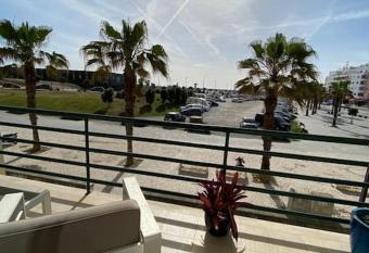 Atlantic Lodge, 1   linha de praia! has rooms with a private hot tub