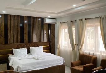 The Mastadon Apartments has Balcony rooms