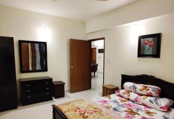 3BHK Short term rentals Gulshan, Dhaka has rooms with a private hot tub