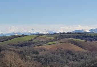 Ancienne ferme BASQUE allows 18 year olds to book a room