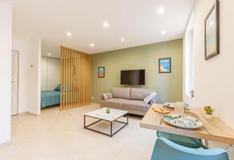 Roche 3 allows 18 year olds to book a room