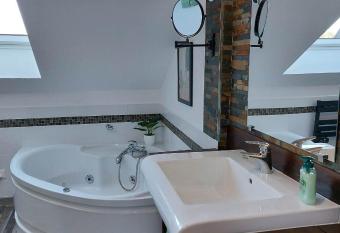 Gite & Spa Au pommier fleuri allows 18 year olds to book a room