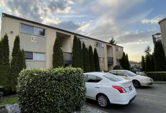 Private Room in Beautiful Lake Front Apartment has Balcony rooms