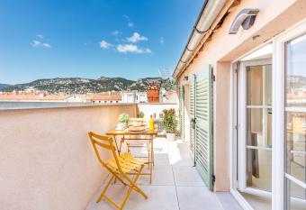 Roche 5 allows 18 year olds to book a room