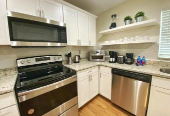 *NEW*Sunshine Gorgeous- 3BD/2BA -Private Backyard! allows 18 year olds to book a room