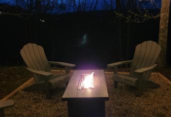 Bears Hideaway has rooms with a private hot tub