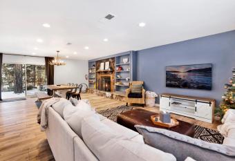 Wildwood Lodge by Big Bear Vacations Hot Tub Ultra Cozy Fox Farm Retreat has rooms with a private hot tub