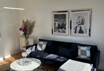 Direkt am Hansaring, 2 min vom Hbf entfernt 4 min von Messe Deutz SBahn und Bahnhaltestelle 1 min Fu  weg has Balcony rooms