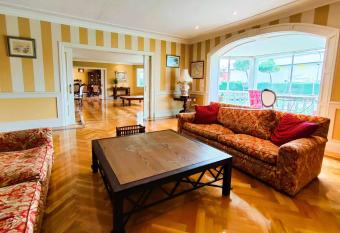 La Casona Imperial has rooms with a private hot tub