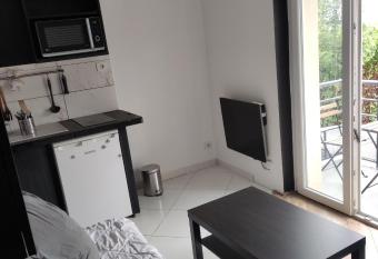 Studio bien situ   has Balcony rooms