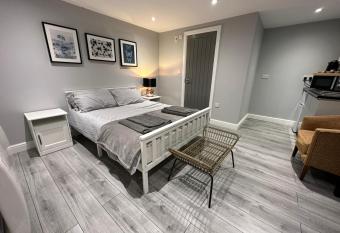 Luxury Detached Studio Apartment - Free Super Fast WiFi - Free Parking - 15 Mins from Luton Airport has Balcony rooms