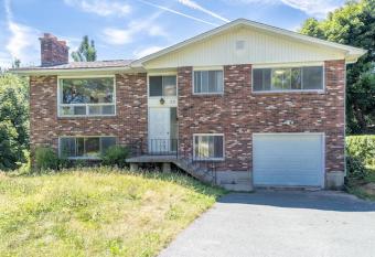 Cozy Private Home single rooms allows 18 year olds to book a room