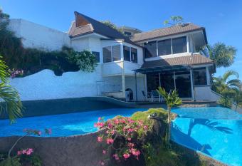 chez Karine ett Robert has Balcony rooms