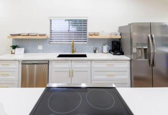 Private modern home in Paradise Valley has Balcony rooms