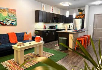 Paradise on Main St Dogs Ok Close to Medical Dist has Balcony rooms