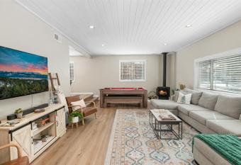 Happy Trees Lodge has rooms with a private hot tub