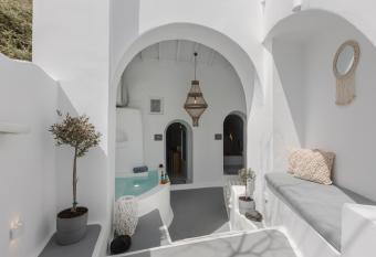 Volcave Suites Akrotiri has rooms with a private hot tub