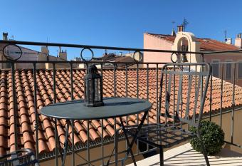 Un balcon dans les rues pi  tonnes has Balcony rooms