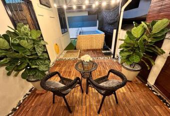 Modern Family Pool Villa - 3 mins from Beach! has Balcony rooms