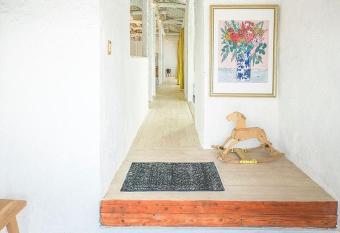 Maison De Vacances Hayama has rooms with a private hot tub