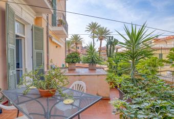 Vivi la dolce vita a due passi dal mare has Balcony rooms