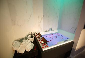 MAZZINI PALACE has rooms with a private hot tub