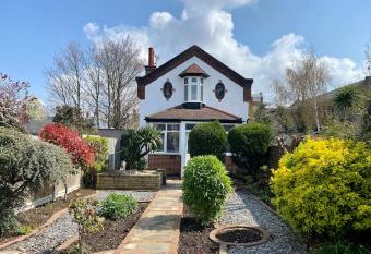 Charming Seaside Cottage in Leigh-on-Sea allows 18 year olds to book a room