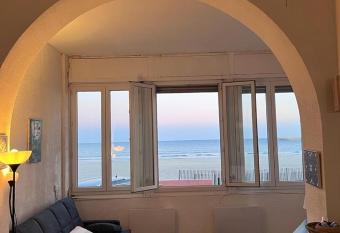 Maison sur mer Palavas allows 18 year olds to book a room