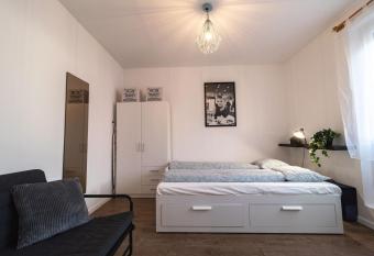 L  nApartman - Audrey allows 18 year olds to book a room