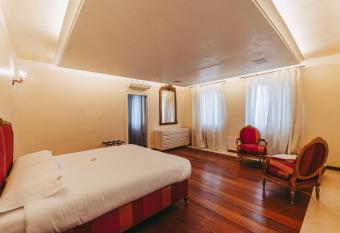 Villa Riva has Balcony rooms
