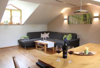 Ferienwohnung am Dreiseithof allows 18 year olds to book a room