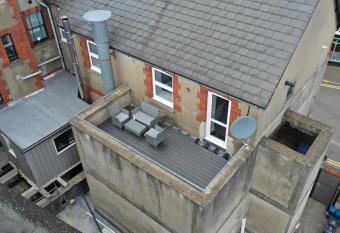Charming 1-Bed & balcony Flat in Merthyr Tydfil has Balcony rooms