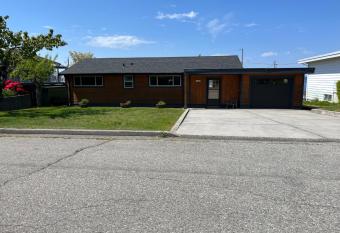 Powell River Ocean View Home has rooms with a private hot tub