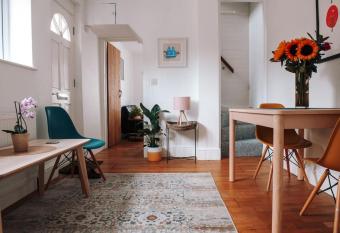 Albion Cottage central Falmouth with parking and 10 minutes to the beach has Balcony rooms