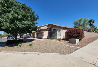 Peaceful 3 Bedrooms Vacation or Business Retreat allows 18 year olds to book a room