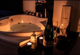 SUITE CONCEPT ITALY has rooms with a private hot tub