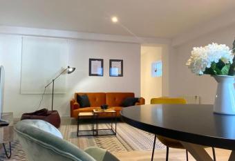 Estudio a estrenar totalmente nuevo en Camelias. allows 18 year olds to book a room