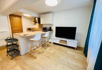 Stylish Studio in the center of Senlis has Balcony rooms