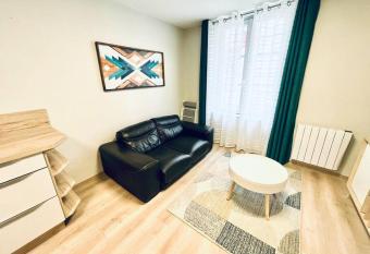 The Cocoon in the center of Senlis has Balcony rooms