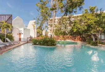 New weekend getaway *enjoy *discover *swim *be fit has rooms with a private hot tub